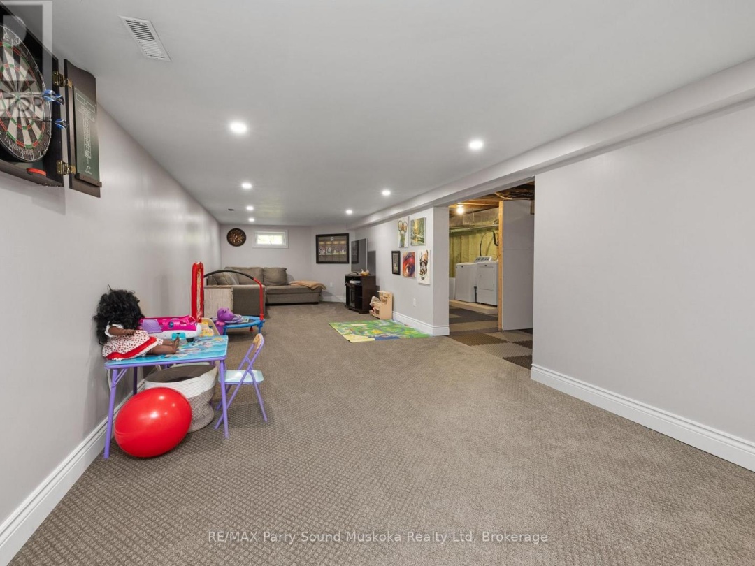 8 PINERIDGE DRIVE, McDougall