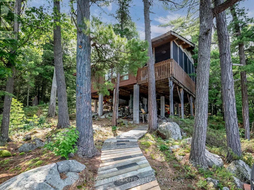 B207-7 WAHSOUNE ISLAND, Georgian Bay