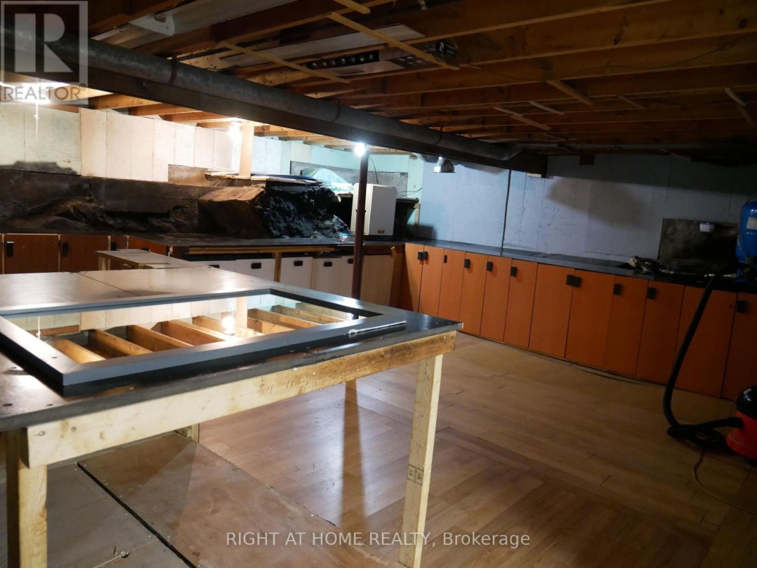 1130 TOWERING OAKS TRAIL W, 