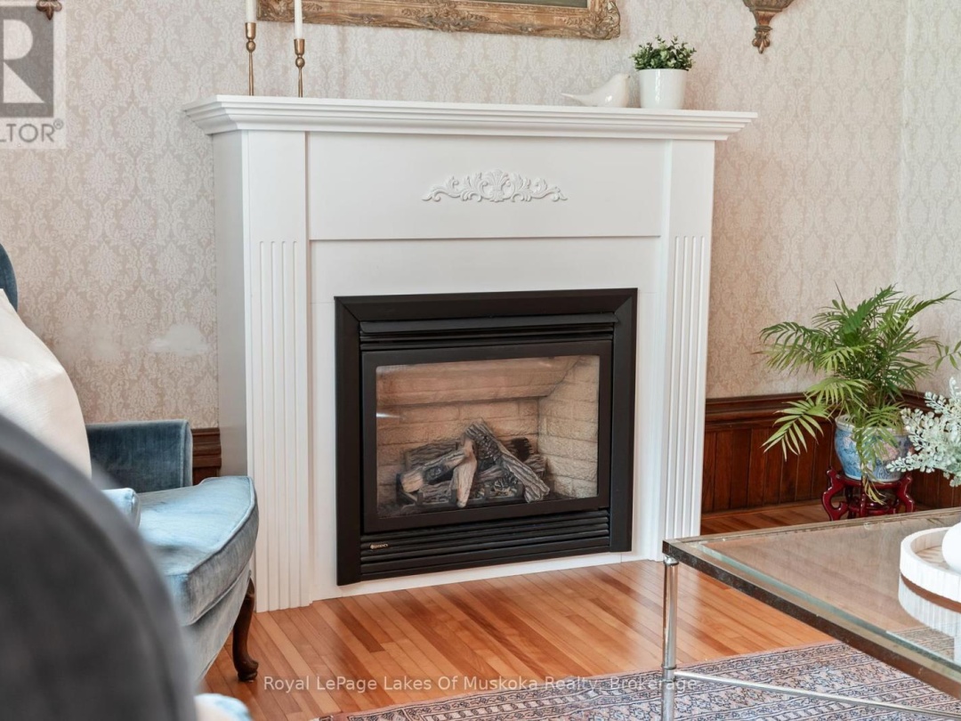 229 FRASERBURG ROAD, Bracebridge (Macaulay)