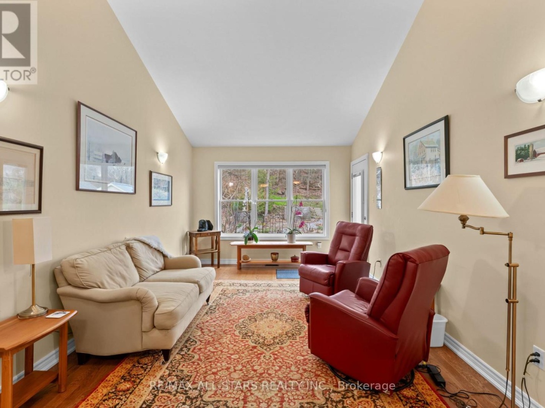 22 DEANE STREET, Kawartha Lakes (Fenelon Falls)