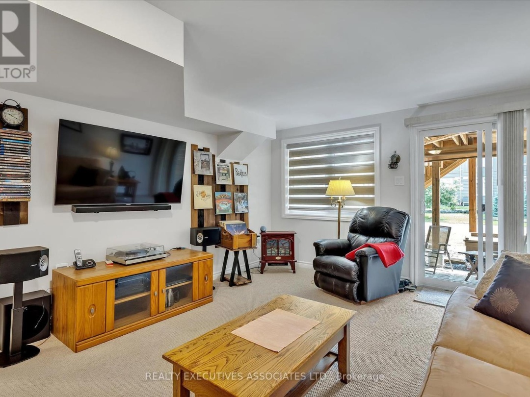 36 - 17 LAKEWOOD CRESCENT, 