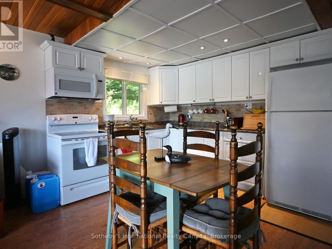 28 PINEWOOD ROAD, Long Lake