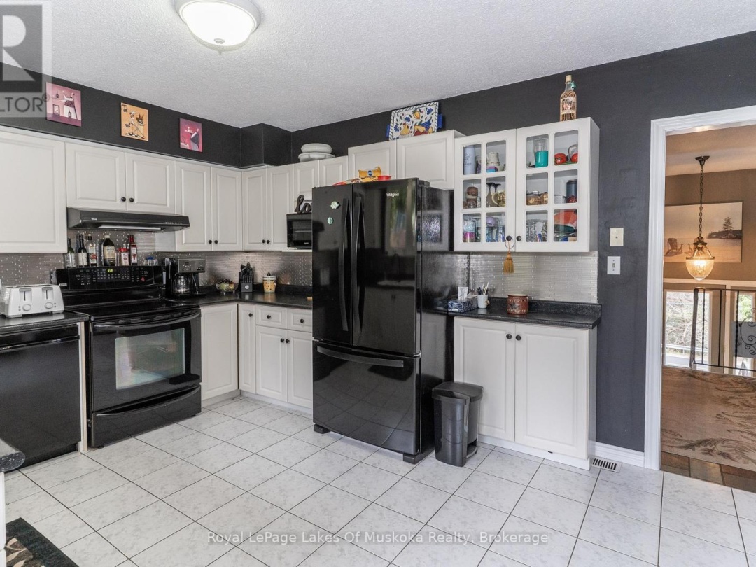 183 SANTAS VILLAGE ROAD, Muskoka River