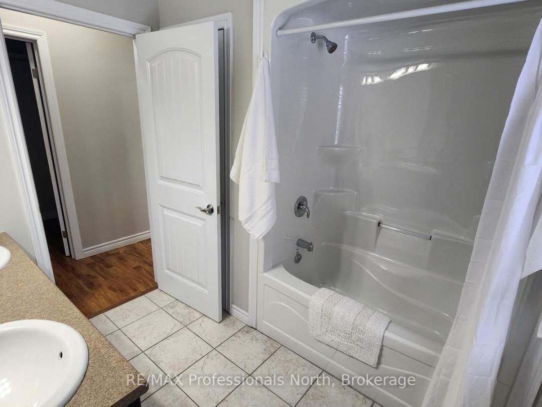 19 DUNCAN STREET E, Huntsville (Chaffey)