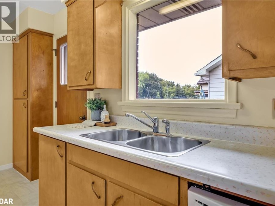 28 BOND Street E, 
