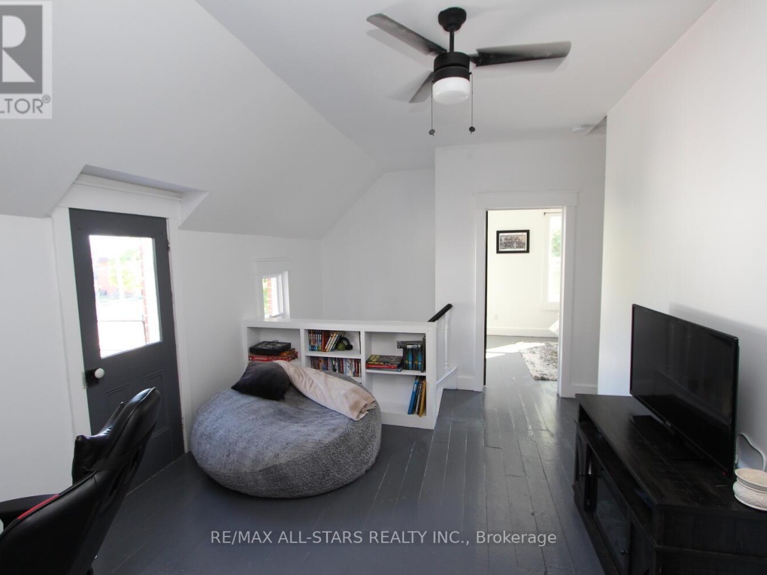 21 FRANCIS STREET E, 