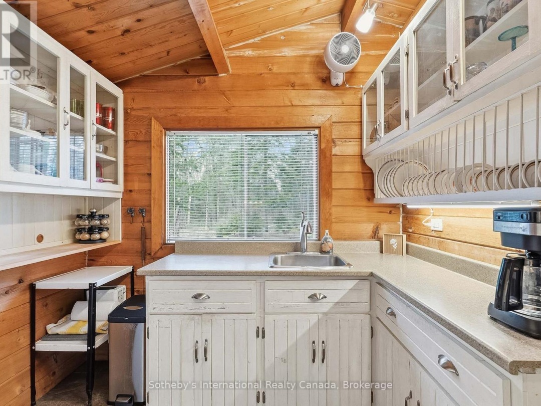 1041 CROCKFORD LANE S, Muskoka River