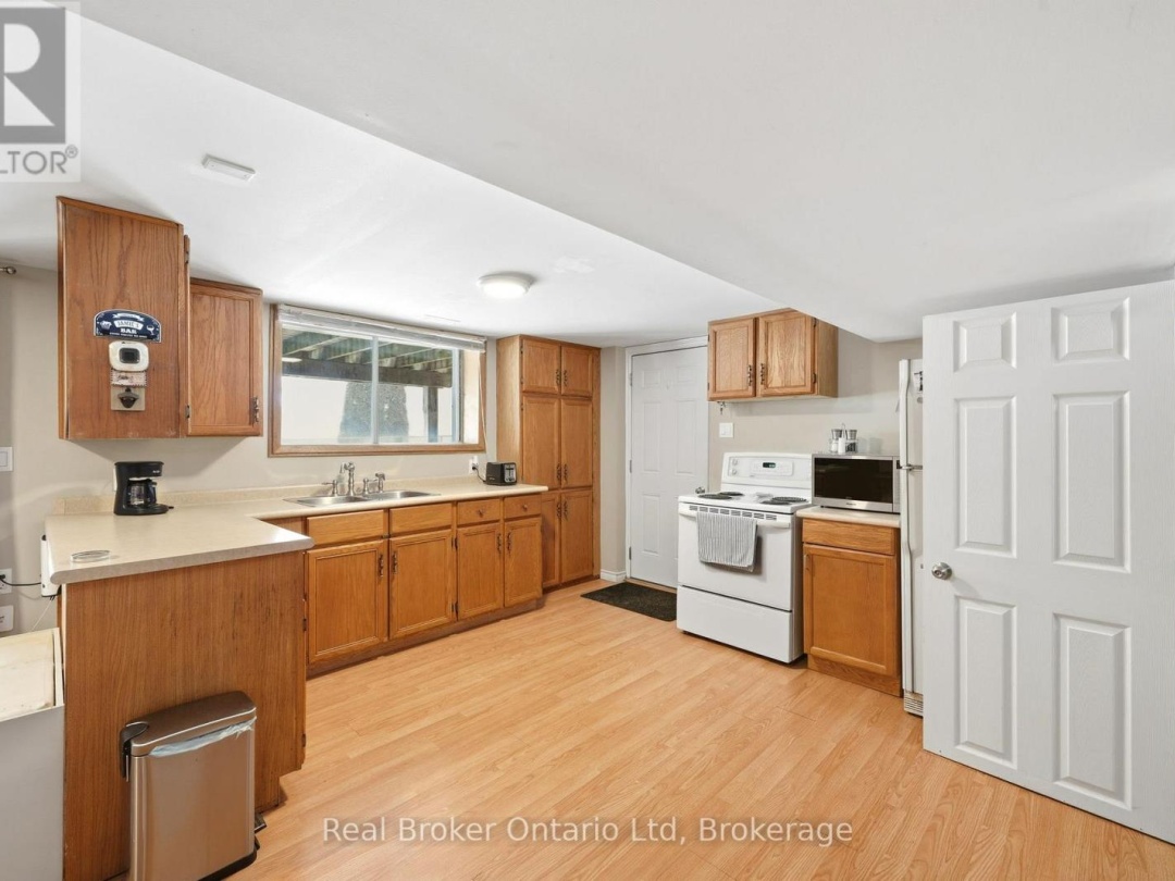 8271 93 HIGHWAY, Tiny (Wyebridge)