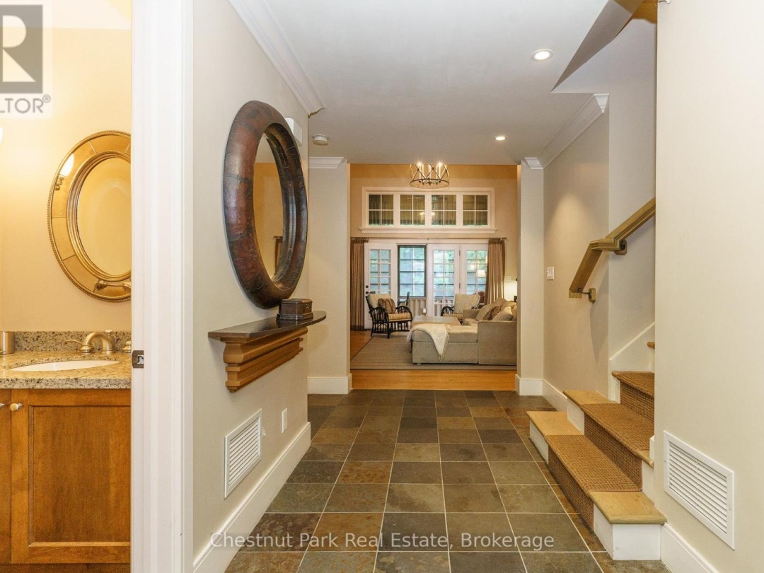 501 GLEN ABBEY WAY E, 