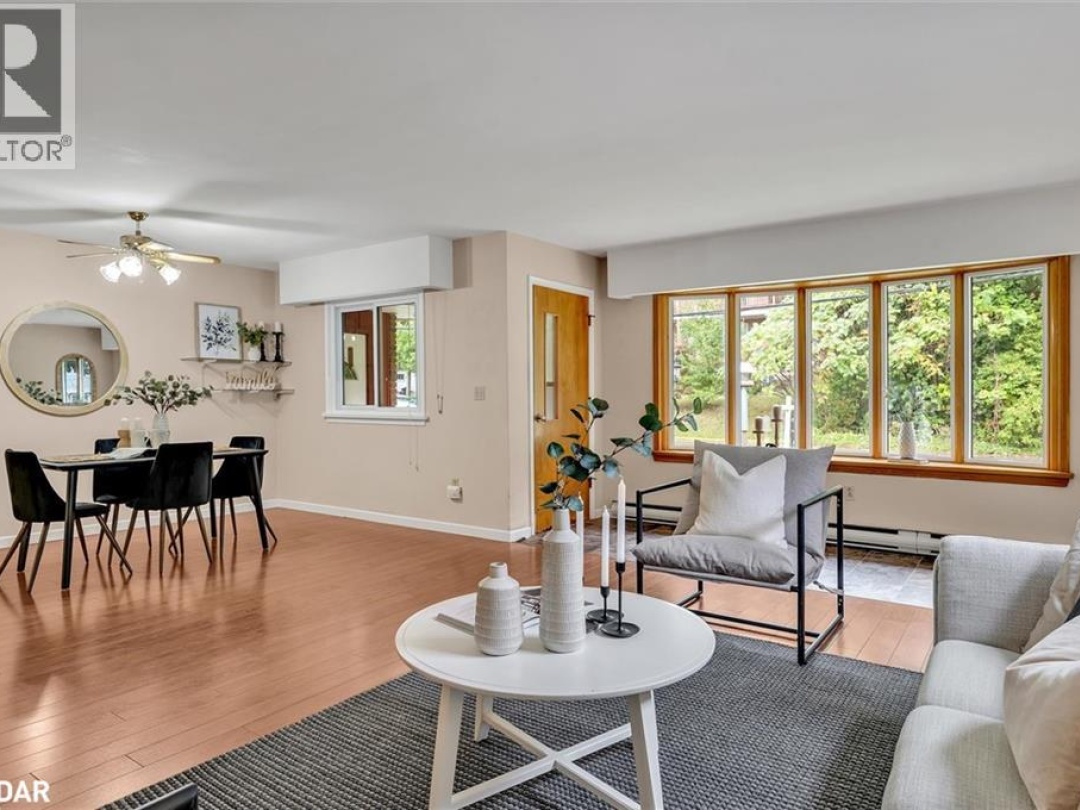 28 BOND Street E, 