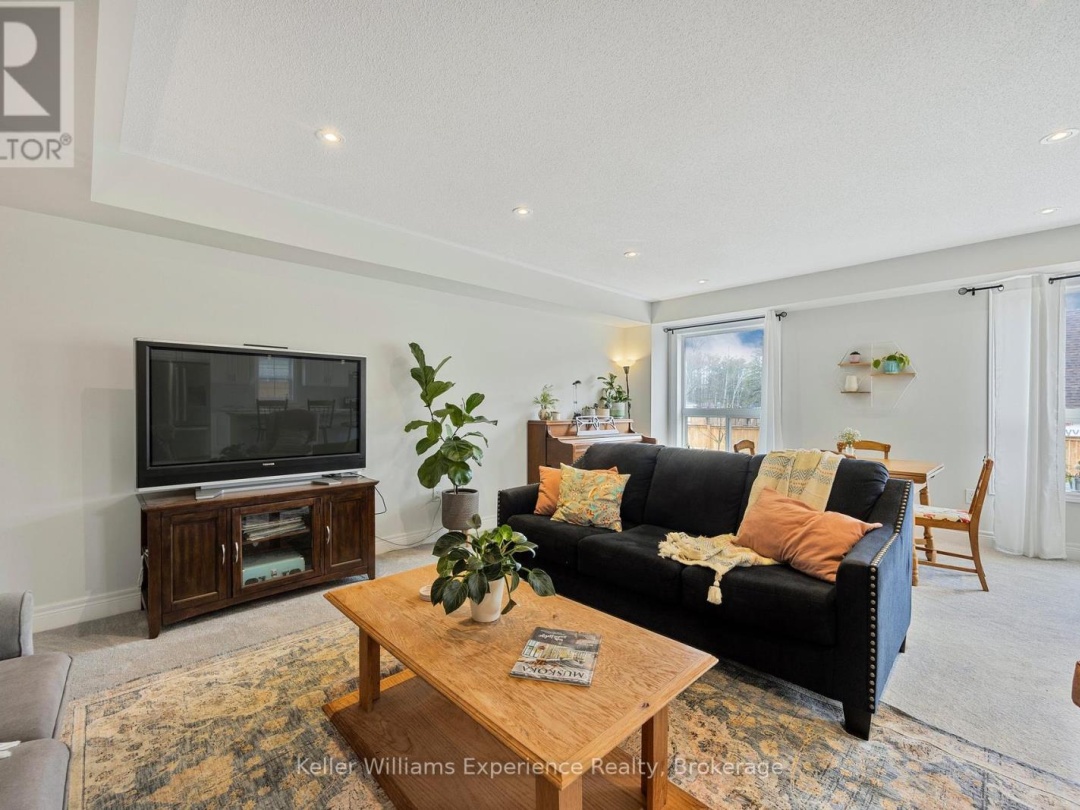 8 QUINN FOREST DRIVE, Bracebridge (Macaulay)
