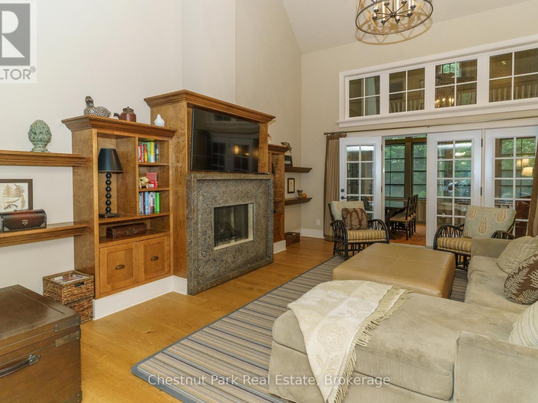 501 GLEN ABBEY WAY E, 