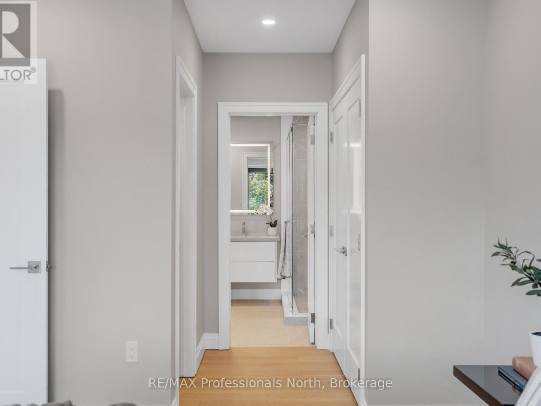 105 - 32 BRUNEL ROAD, 