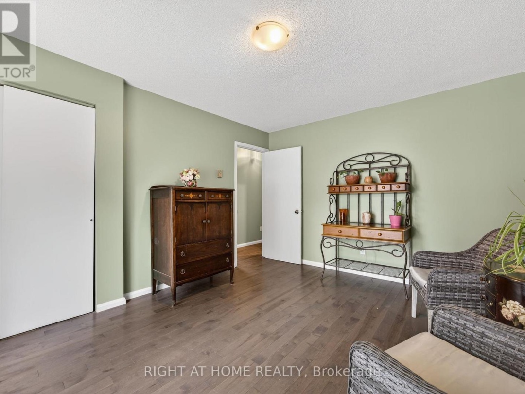 112 BORLAND STREET E, 
