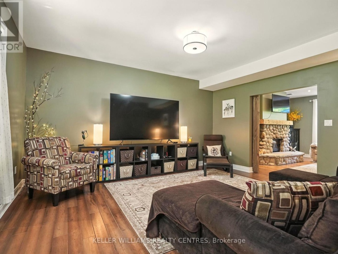 96 LINDGREN ROAD E, 