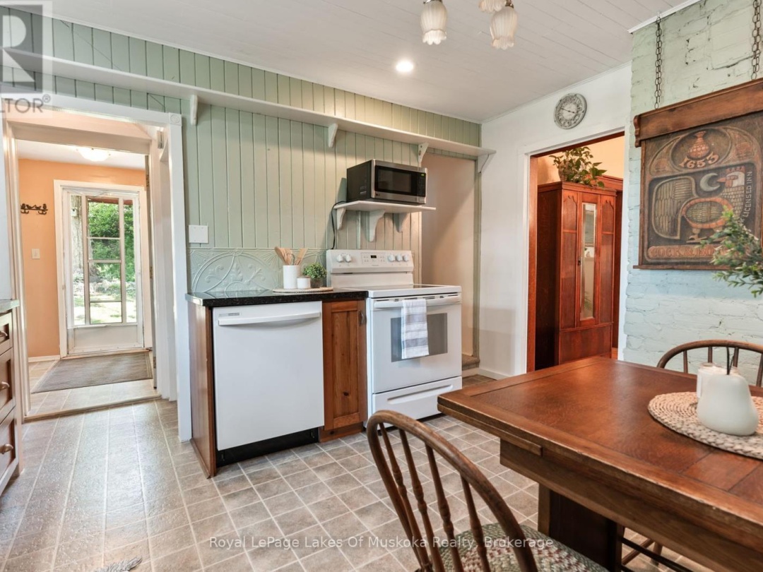 229 FRASERBURG ROAD, Bracebridge (Macaulay)