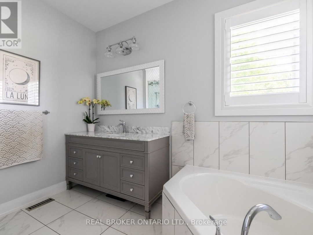 19 CHESLOCK CRESCENT, Oro-Medonte (Warminster)