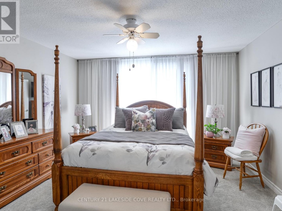 UNIT 4 - 4 PARADISE BOULEVARD, Lake Simcoe