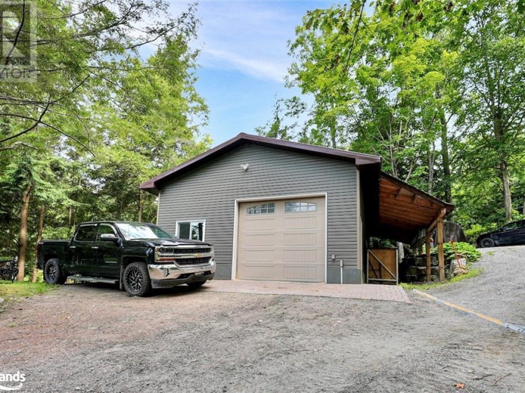 5543 Kennisis Lake Road, Kennisis Lake