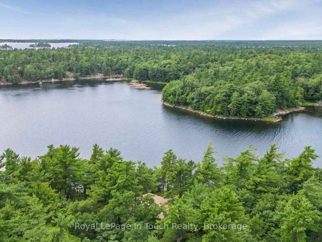 B207-10 WAHSOUNE ISLAND, Georgian Bay