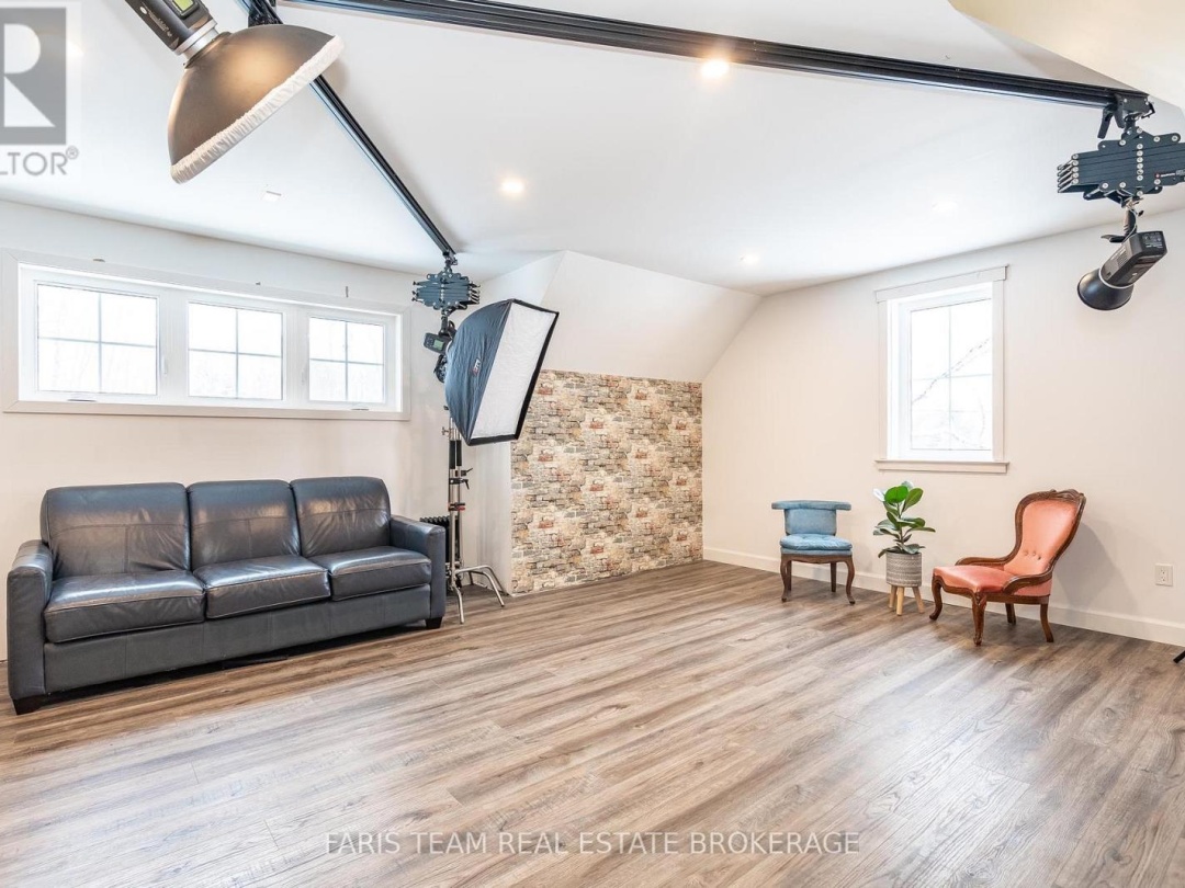 32 LEISURE COURT, 