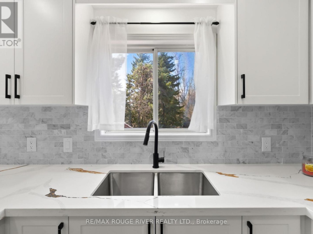 495 LAKELAND CRESCENT, 