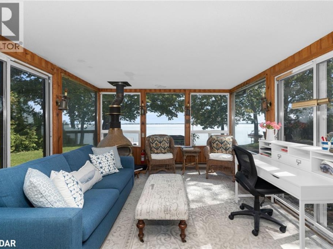 18 MAPLE Drive, 