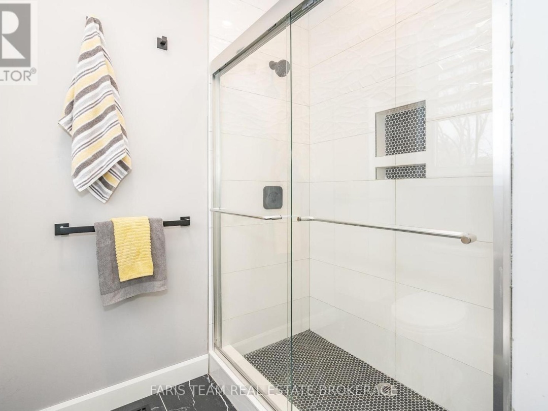 32 LEISURE COURT, 