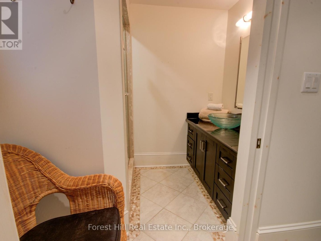 21 LAKEVIEW CRESCENT, 