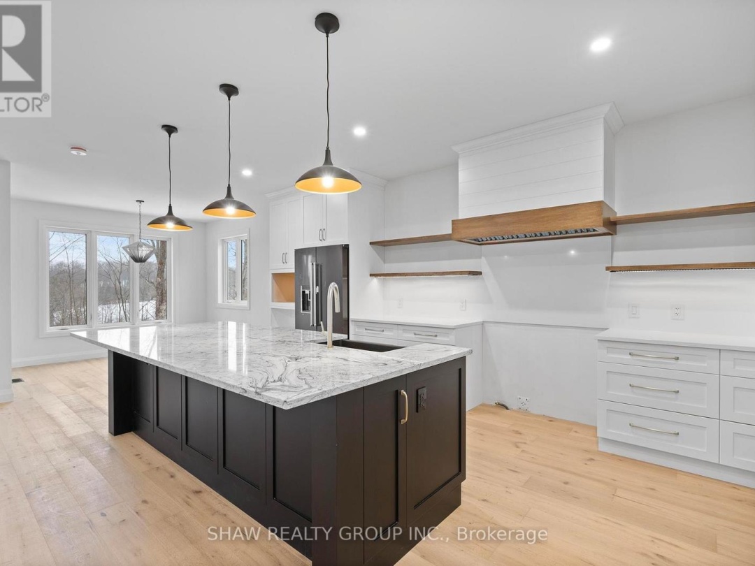 33 GLEN EAGLE COURT, 