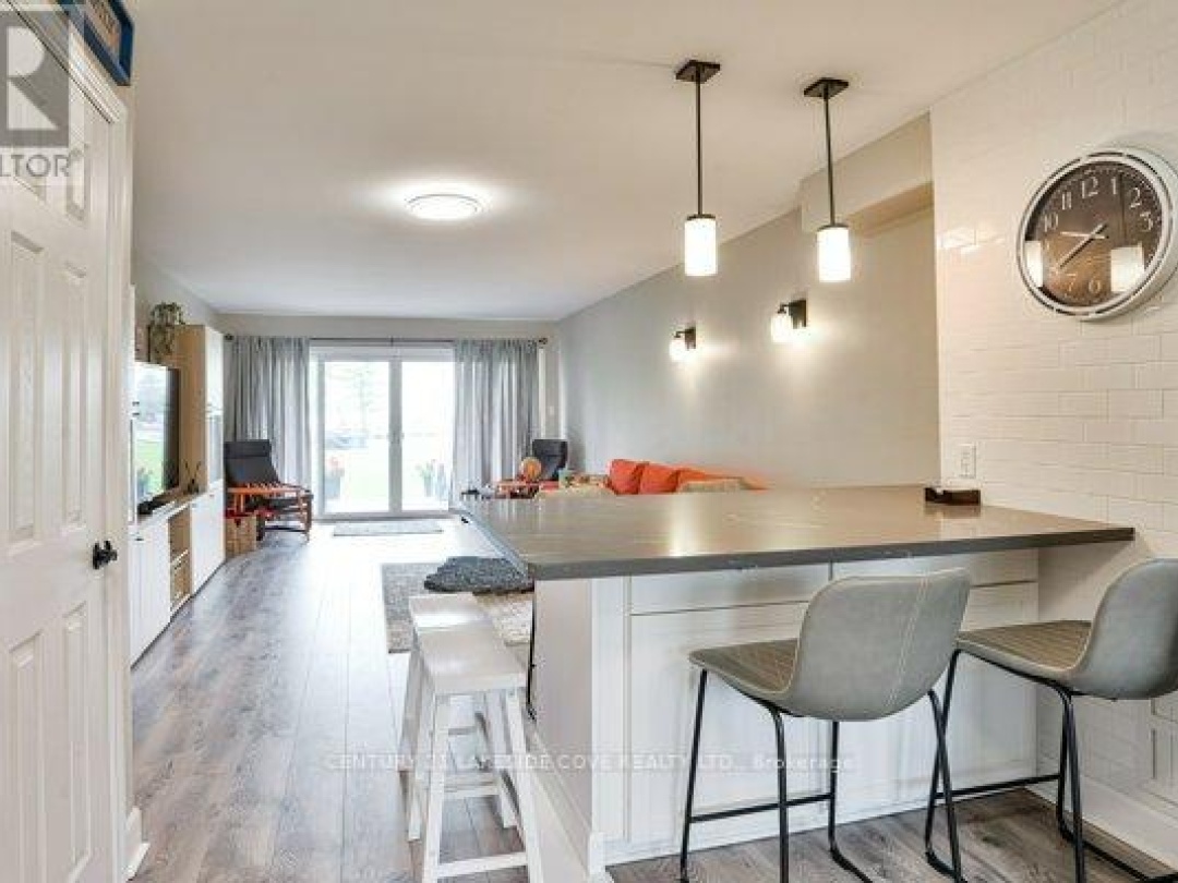 UNIT 14 - 1 PARADISE BOULEVARD, Lake Simcoe