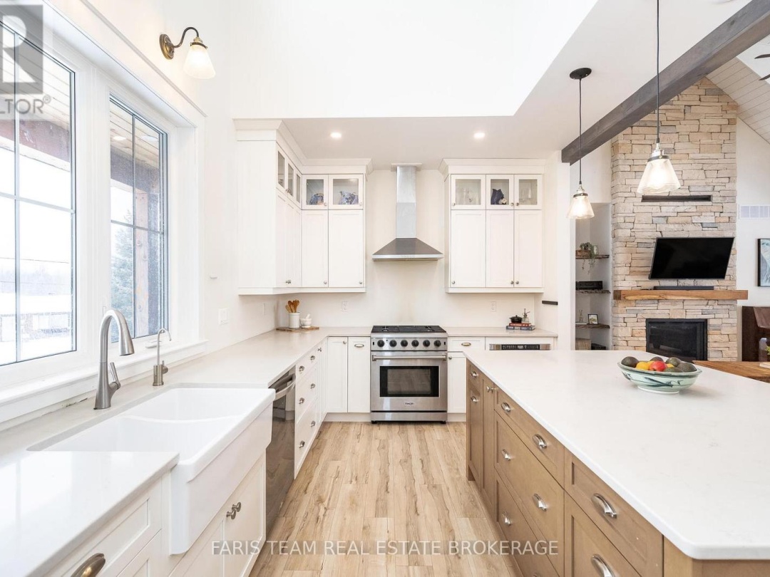 32 LEISURE COURT, 