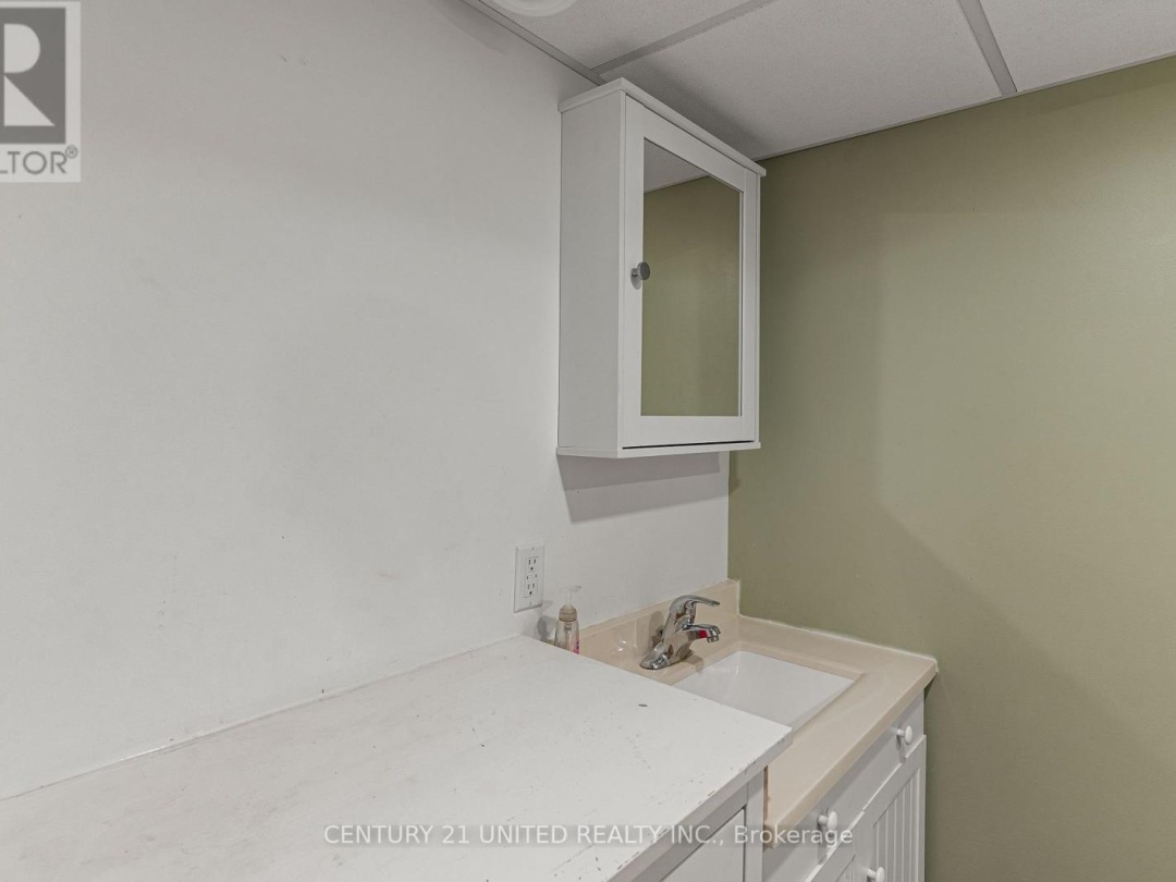 1001 ENGLISH CIRCLE, Tamarack Lake