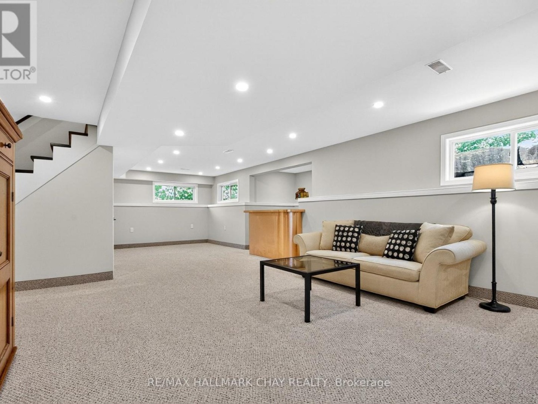 403 MOONSTONE ROAD E, 