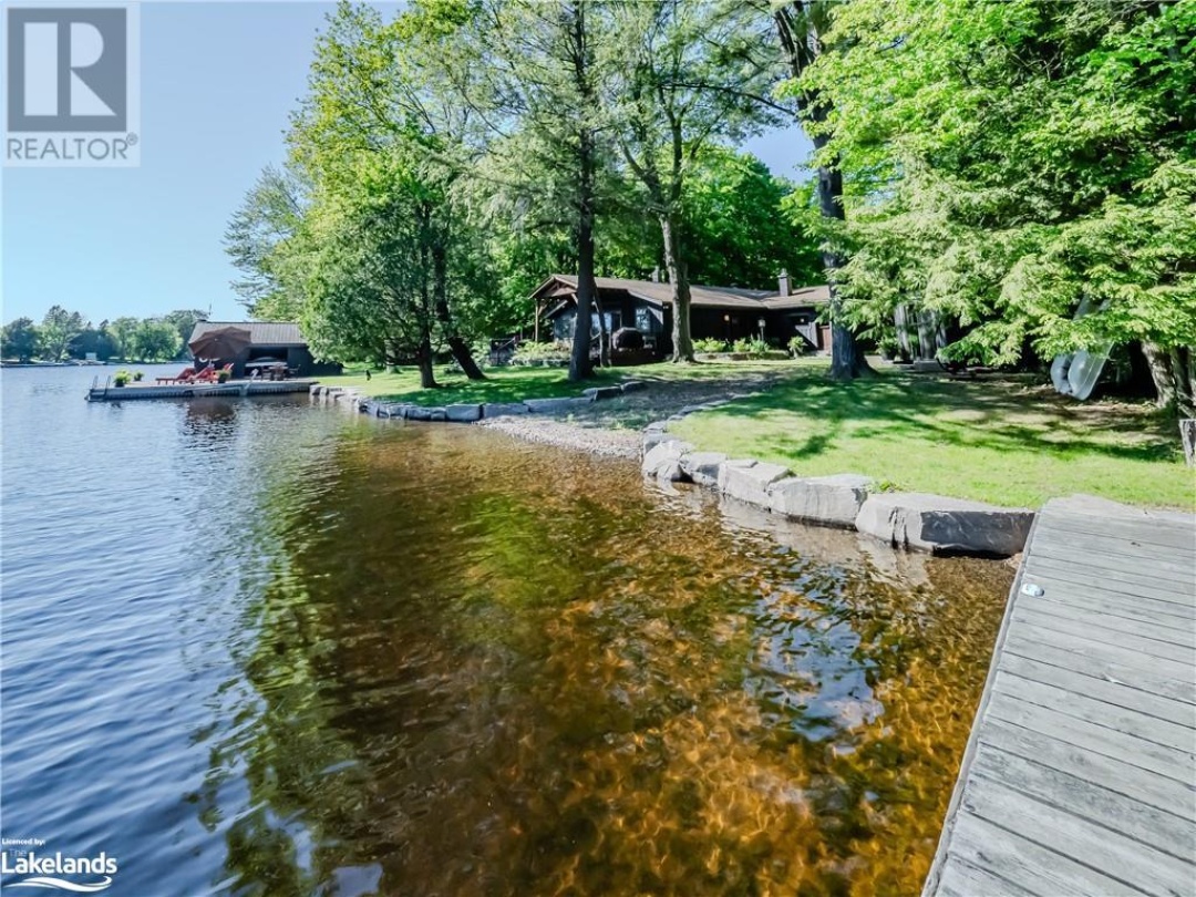 1045 Maplewood Road E, Muskoka River