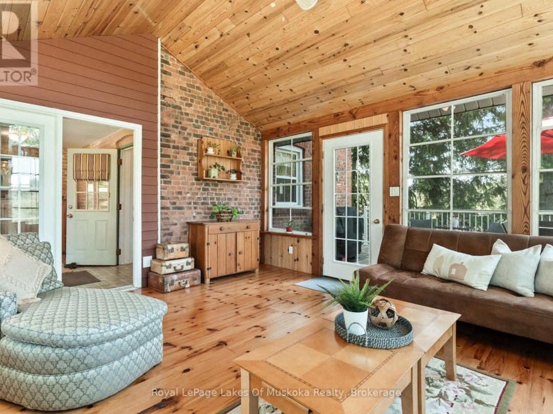 229 FRASERBURG ROAD, Bracebridge (Macaulay)