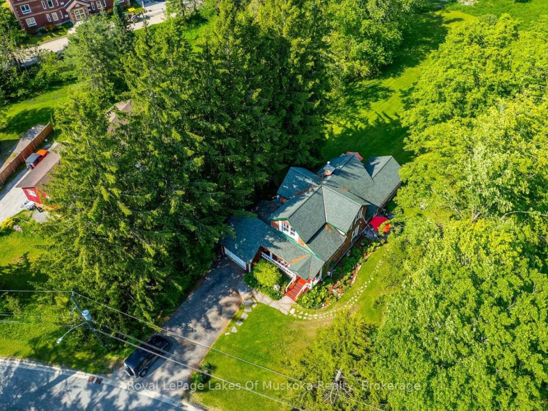 229 FRASERBURG ROAD, Bracebridge (Macaulay)