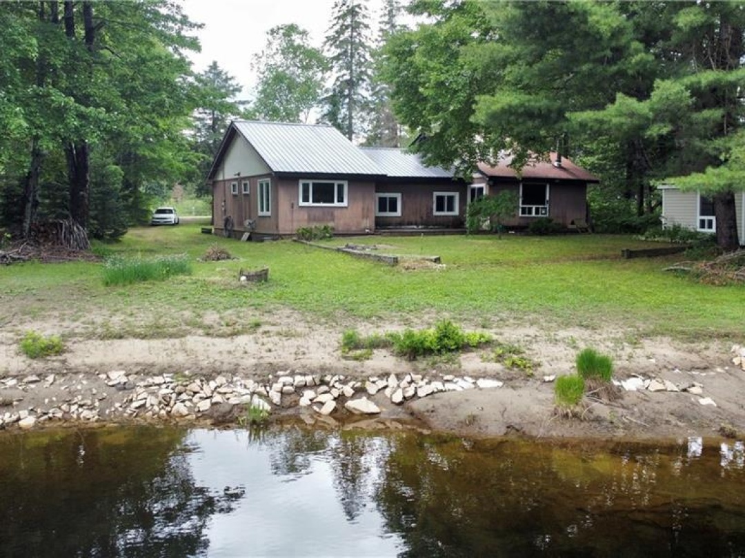 2424 Fraserburg Road, Muskoka River