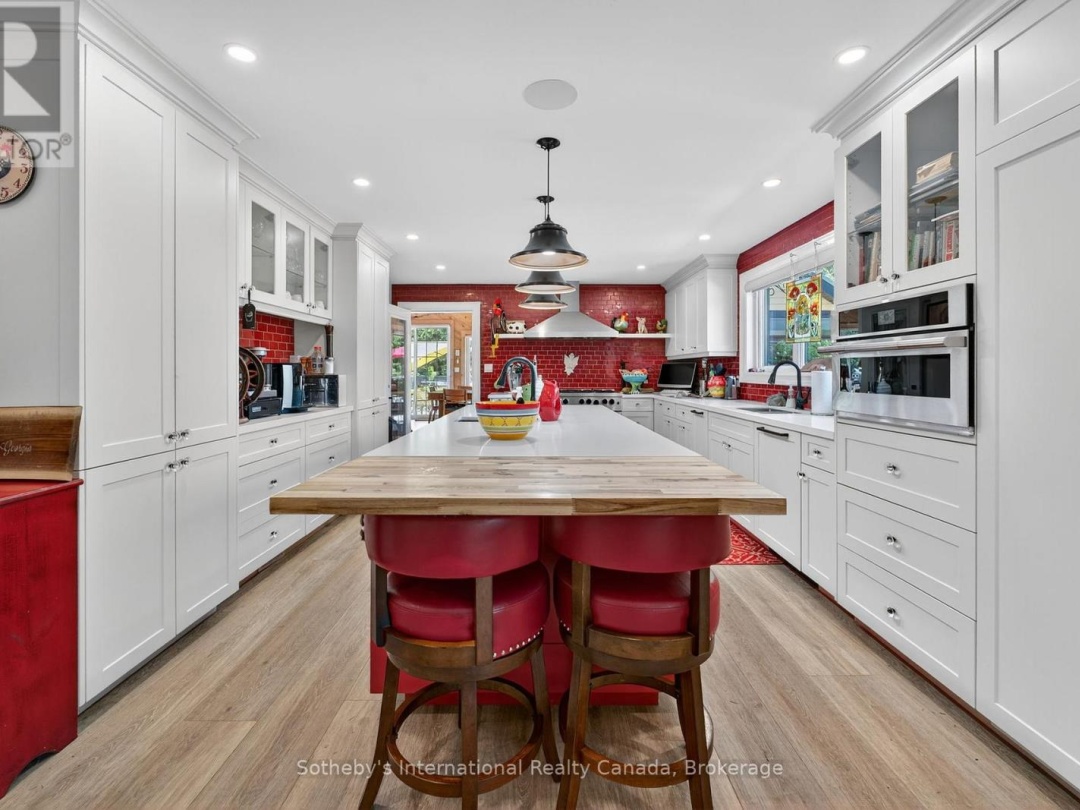 1082 BEAUMONT FARM ROAD, Muskoka River