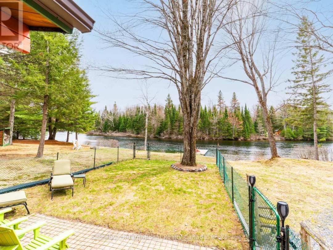 1041 CROCKFORD LANE S, Muskoka River