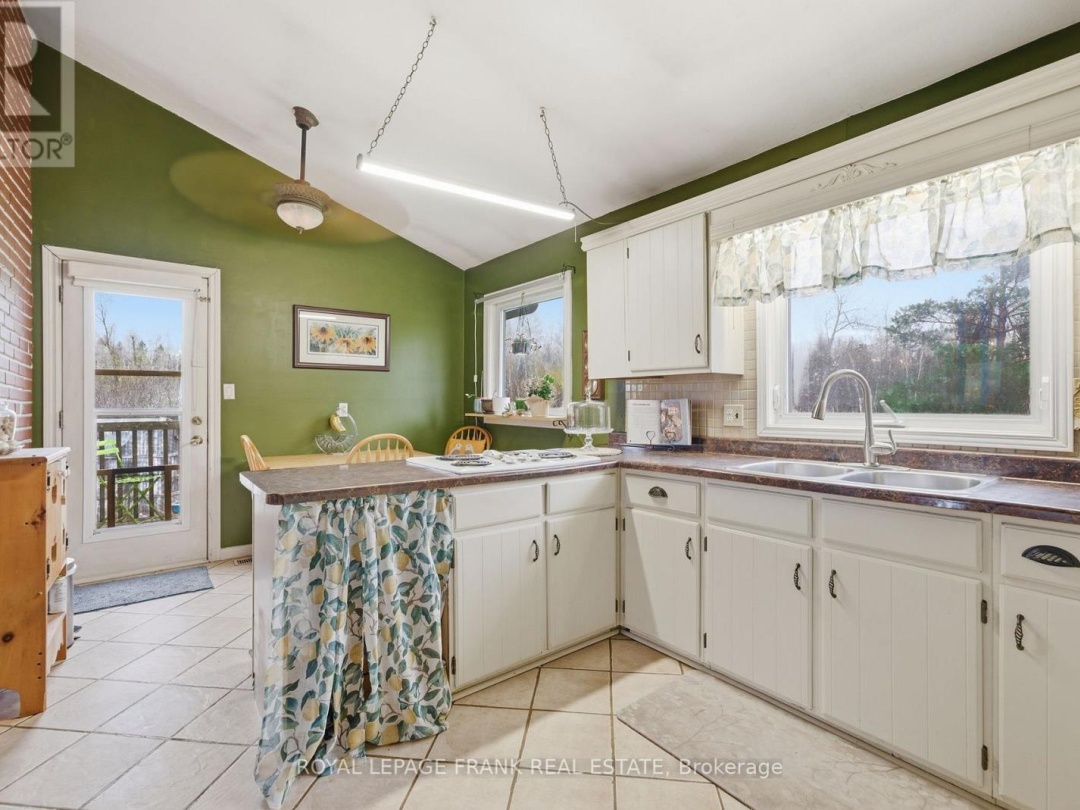 879 LINDEN VALLEY ROAD, Kawartha Lakes (Mariposa)