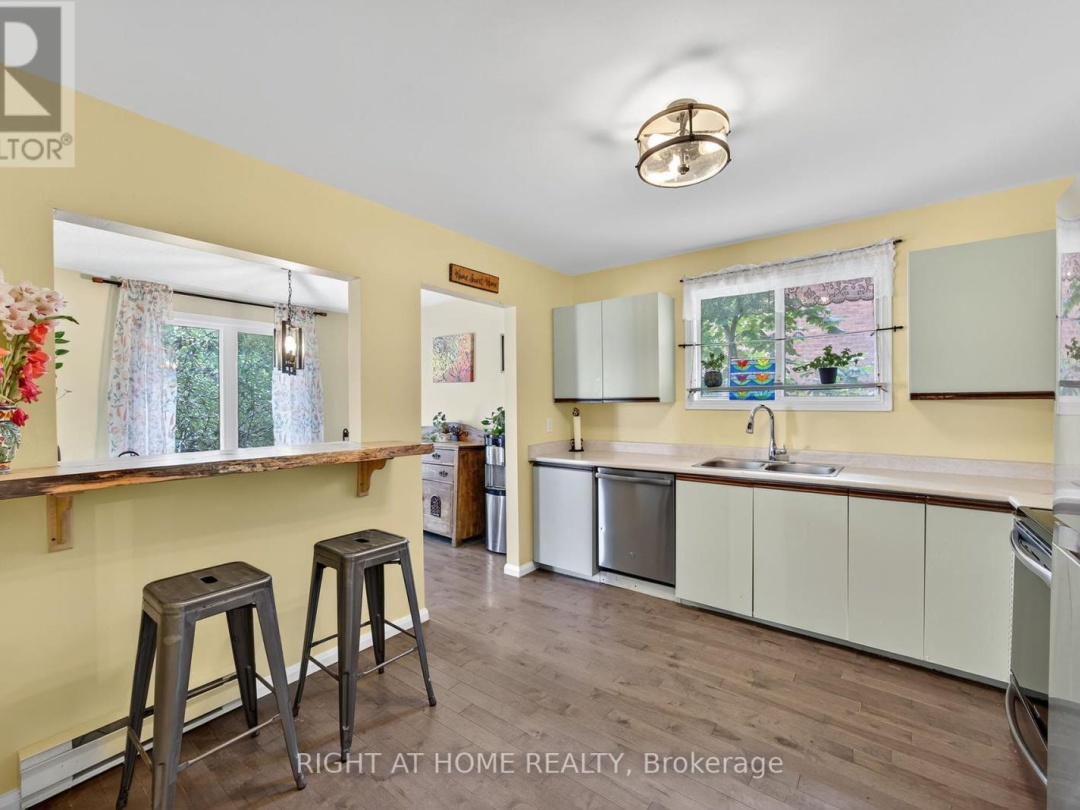 112 BORLAND STREET E, 