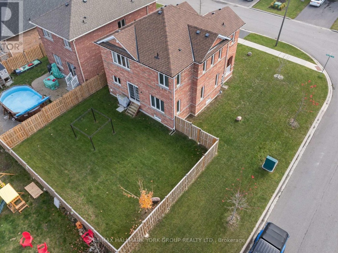 8 POLLOCK AVENUE, Lake Simcoe