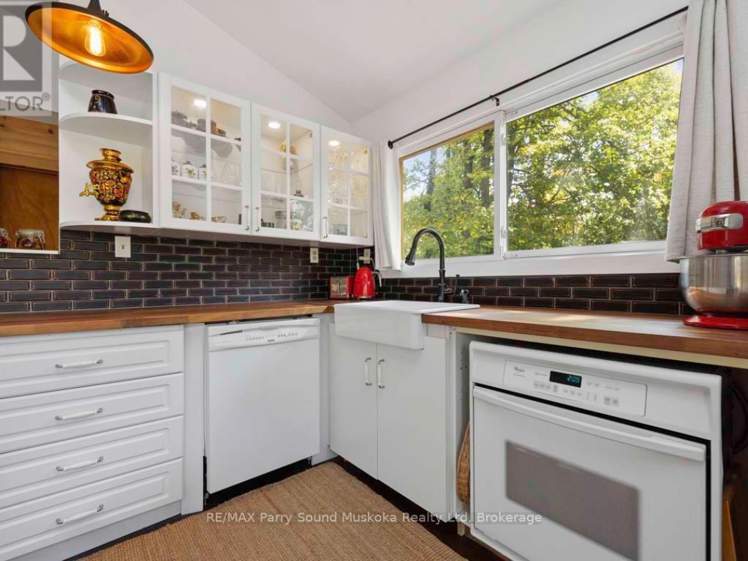 37 LYNBERRY DRIVE, Little Seguin River
