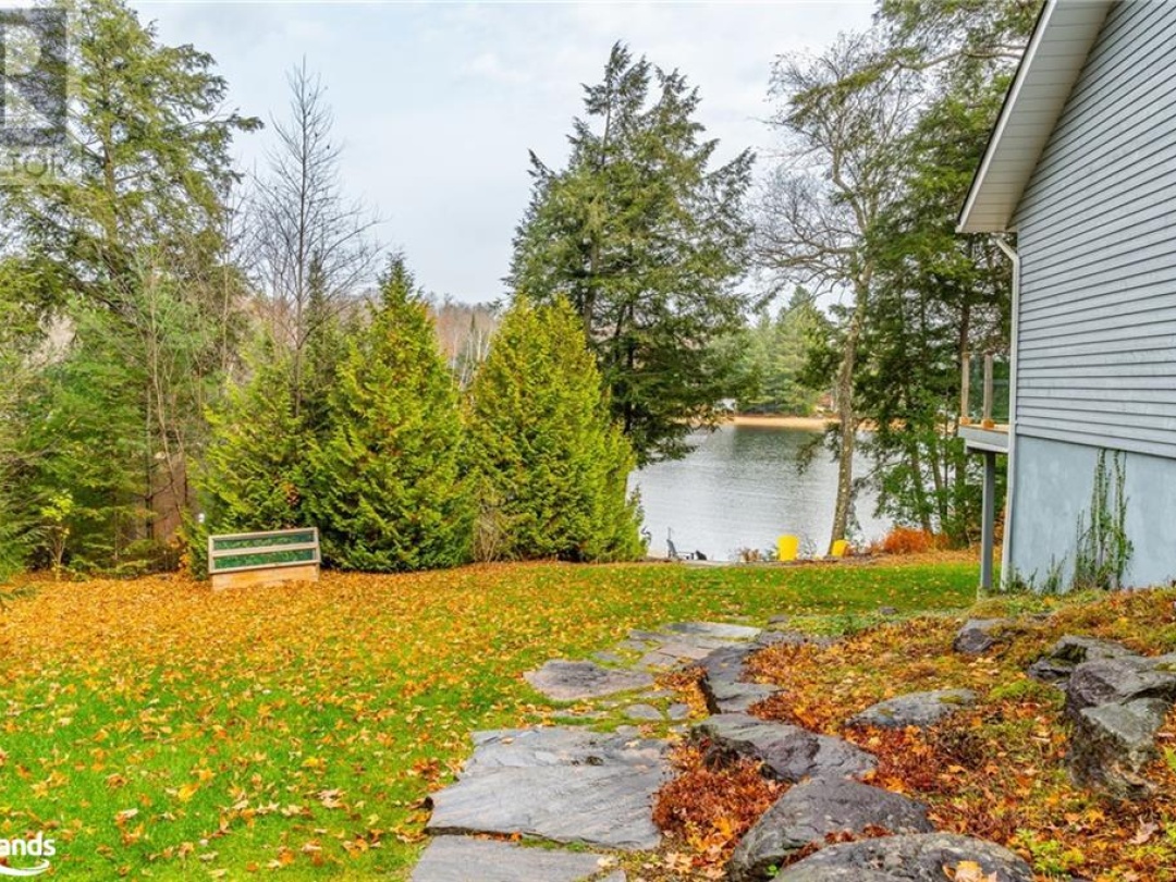 3526 West Shore Road, Kennisis Lake