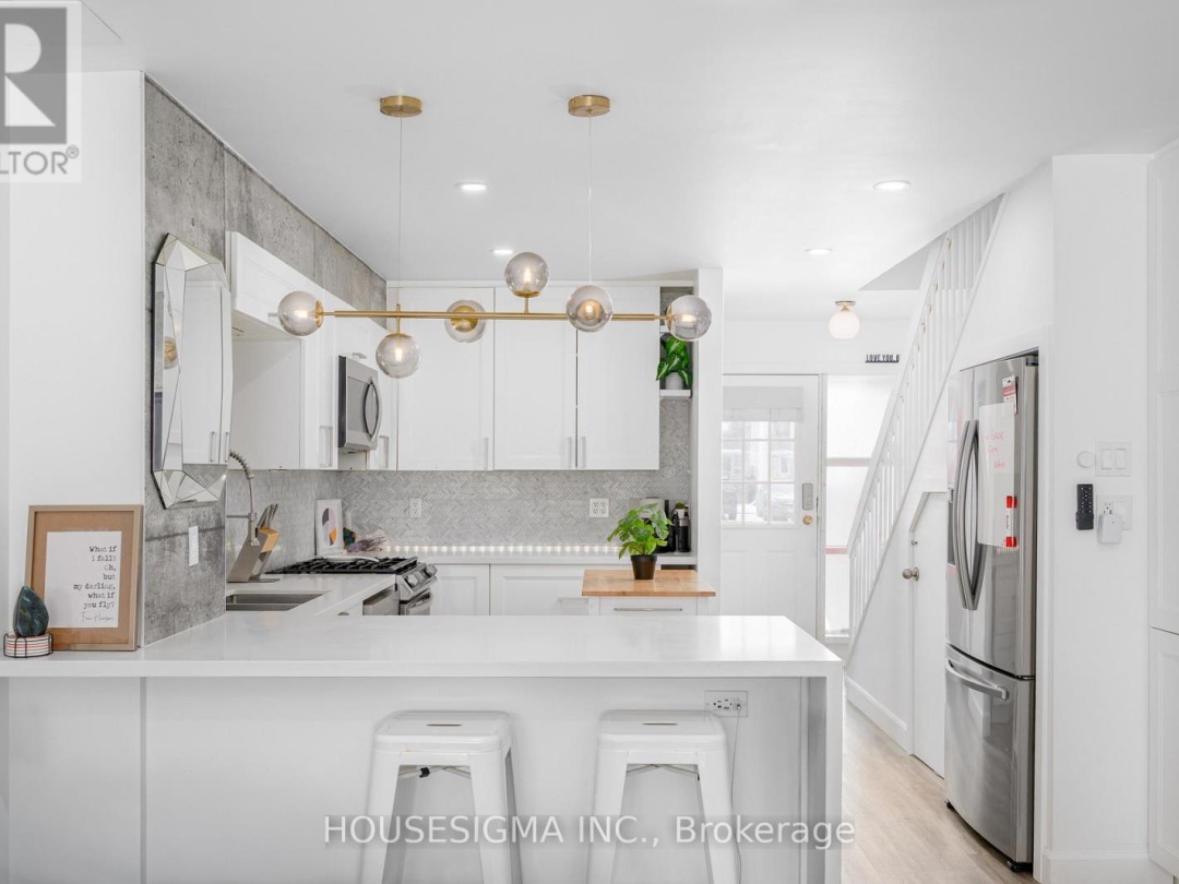 19 - 4 PARADISE BOULEVARD, 