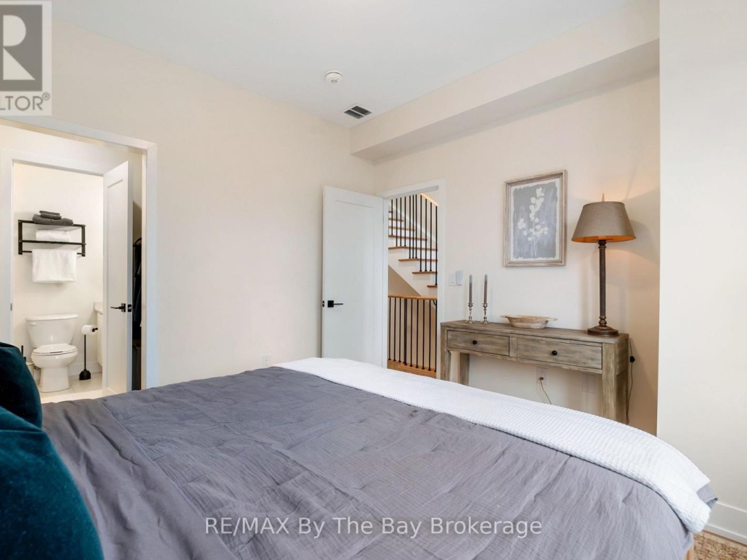 8 BRU LOR LANE, Lake Simcoe
