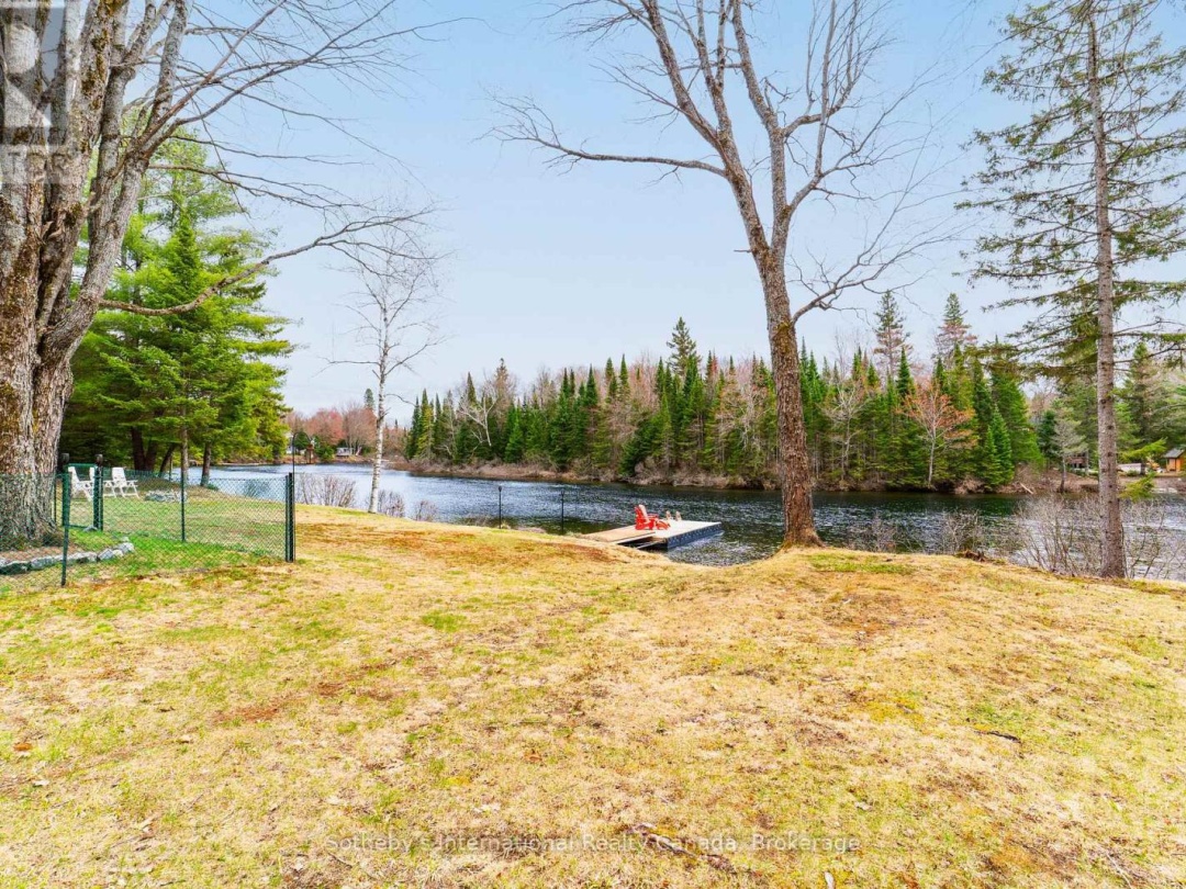 1041 CROCKFORD LANE S, Muskoka River