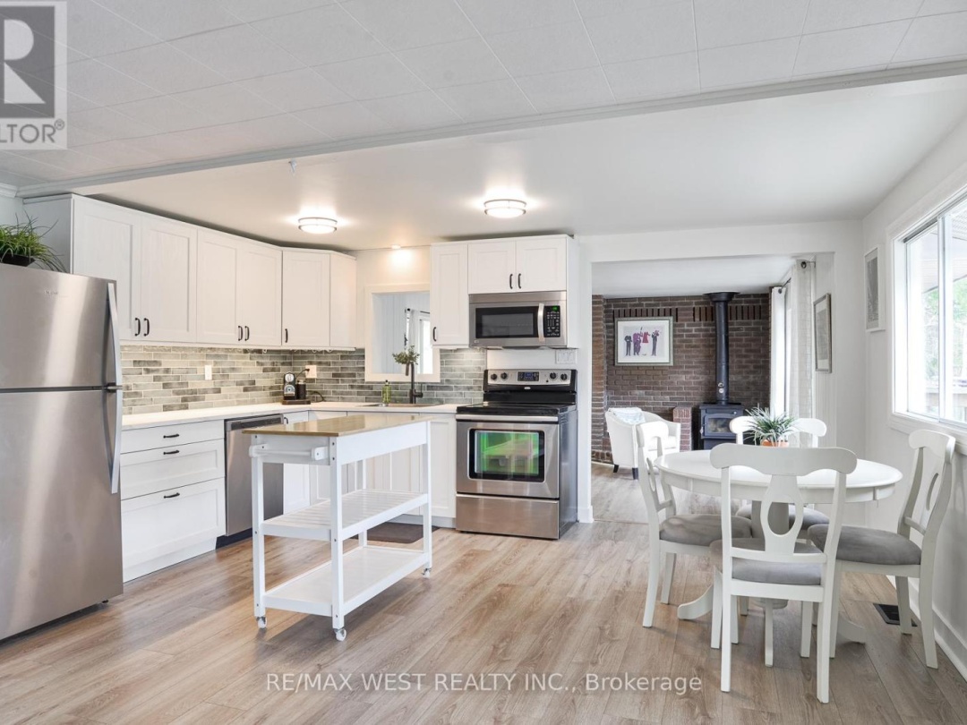 8060 OAKRIDGE DRIVE, Green River